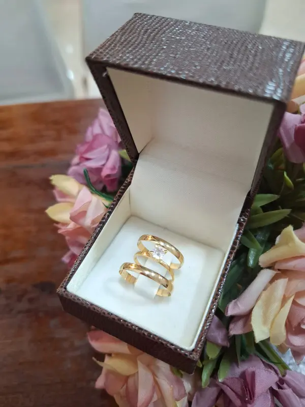 Par de alianças modelo 02 em ouro 18K no estojo da loja