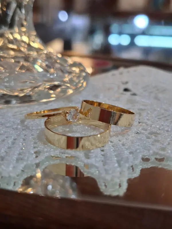 Par de alianças modelo 08 em ouro 18K com acabamento trabalhado