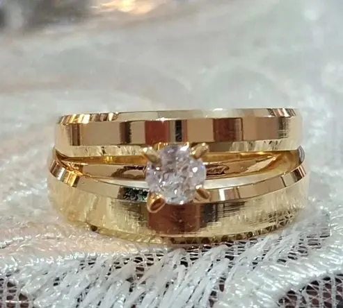 Alianças modelo 13 em ouro 18K com solitário