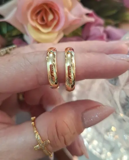 Par de alianças modelo 14 em ouro 18K com detalhes trabalhados