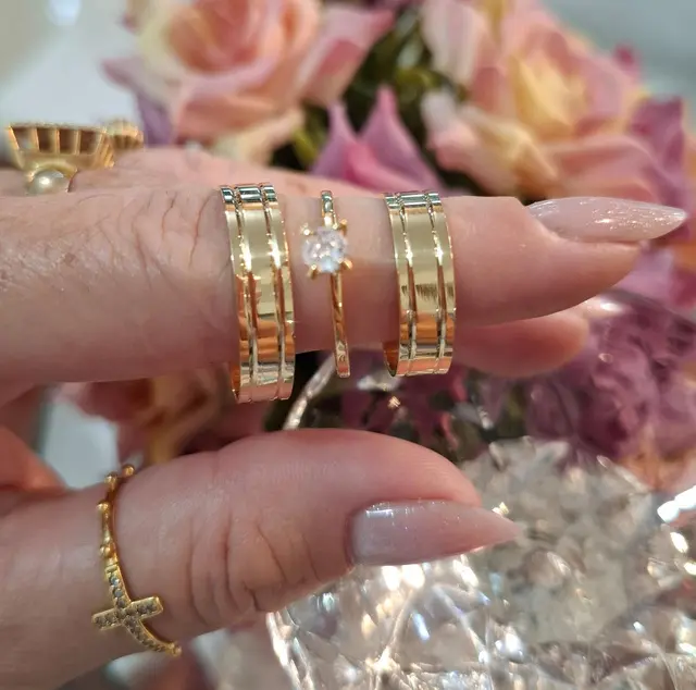 Par de alianças modelo 15 em ouro 18K com solitário