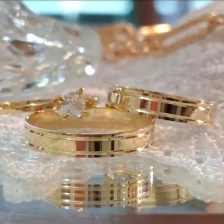 Par de alianças modelo 17 em ouro 18K com acabamento polido