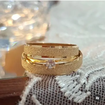 Par de alianças modelo 18 em ouro 18K com textura trabalhada