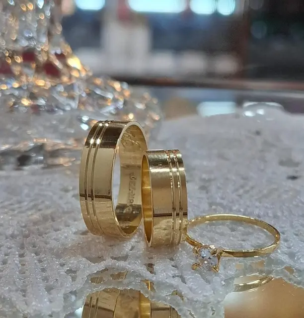 Par de alianças modelo 19 em ouro 18K com detalhes lineares