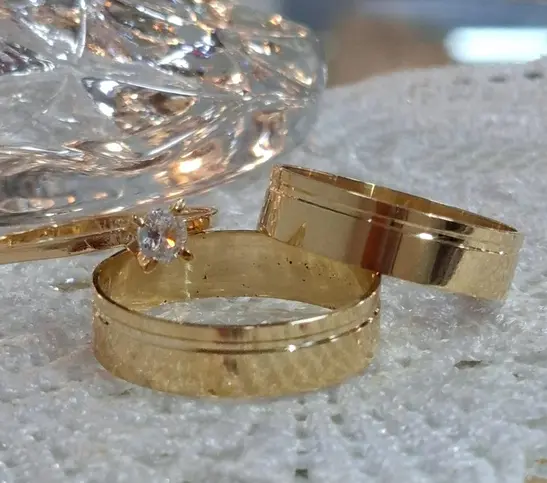Par de alianças modelo 20 em ouro 18K com solitário
