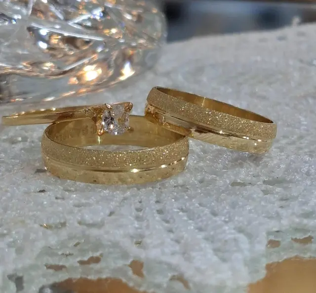 Par de alianças modelo 21 em ouro 18K com acabamento trabalhado
