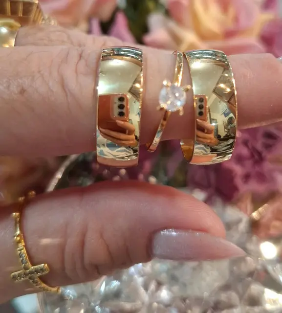 Par de alianças largas modelo 25 em ouro 18K com solitário