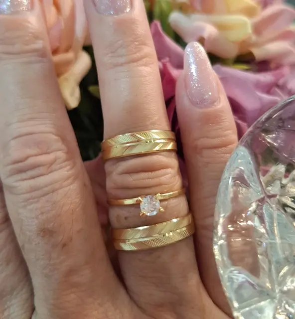 Par de alianças modelo 26 em ouro 18K com desenho trabalhado