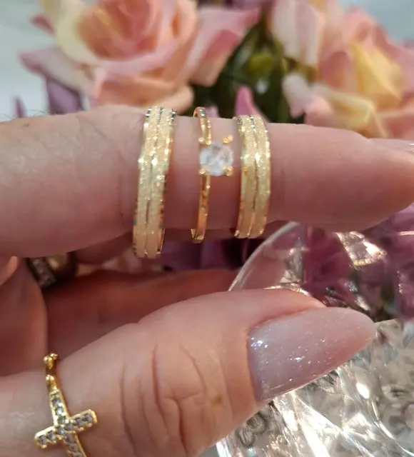 Par de alianças delicadas modelo 27 em ouro 18K com solitário