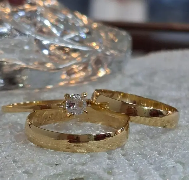 Par de alianças modelo 28 em ouro 18K com solitário