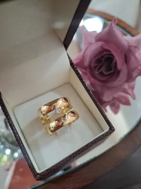 Par de alianças modelo 29 em ouro 18K com gemas semipreciosas