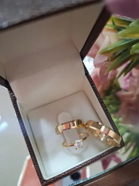 Par de alianças modelo 30 em ouro 18K com solitário