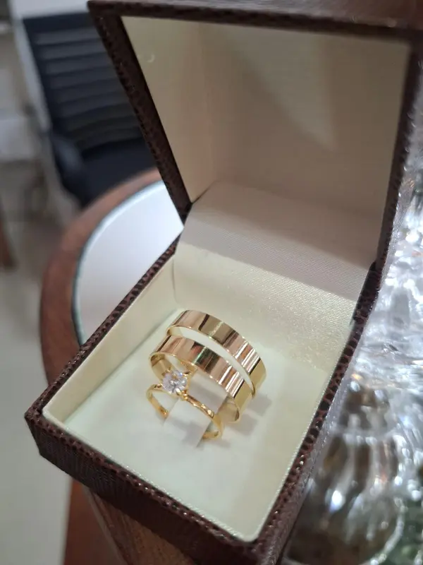 Par de alianças modelo 31 em ouro 18K com solitário
