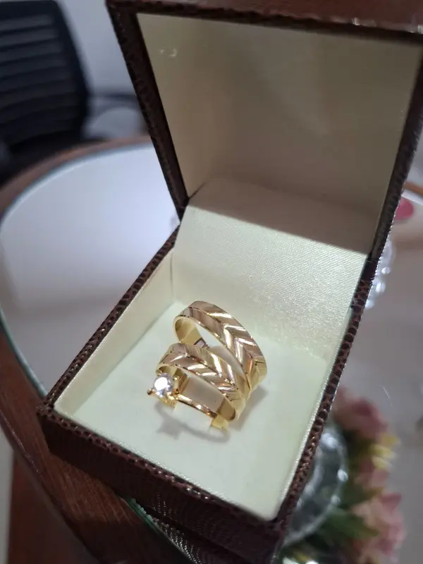 Par de alianças modelo 32 em ouro 18K com desenho geométrico