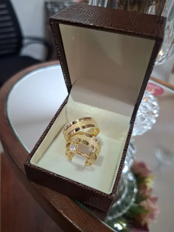 Par de alianças largas modelo 33 em ouro 18K com solitário