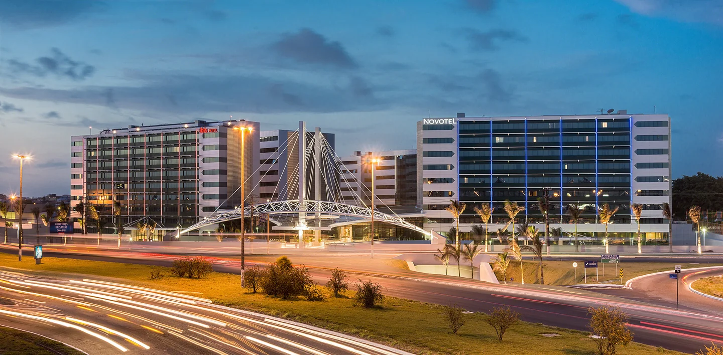 Vista noturna do Hangar Business Park na Avenida Paralela
